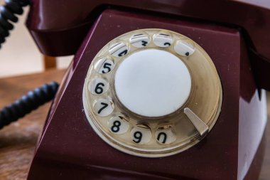 Disk tuşlu telefon. İletişim kurma aracı. Retro