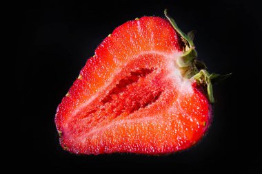 Sağlam bir arka planda olgun çilekler, sağlıklı vejetaryen yiyecekler. Güzel