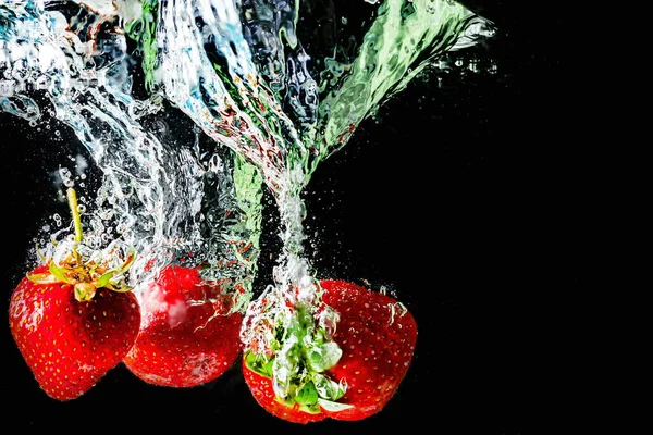 Fragole Mature Cadono Negli Spruzzi Sollevamento Dell Acqua Bolle Aria — Foto Stock