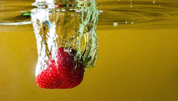 Fragole Mature Cadono Negli Spruzzi Sollevamento Dell Acqua Bolle Aria — Foto Stock