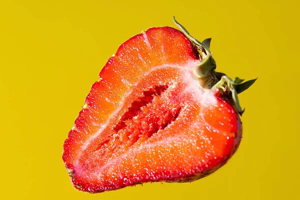 Fresas Maduras Sobre Fondo Sólido Comida Vegetariana Saludable Hermosa —  Fotos de Stock