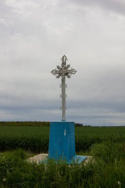 Gökyüzünün arka planında eski metal haç