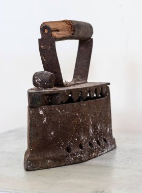 Kömürde retro ütü. Şu anda kullanılmayan bir ev eşyası. Retro