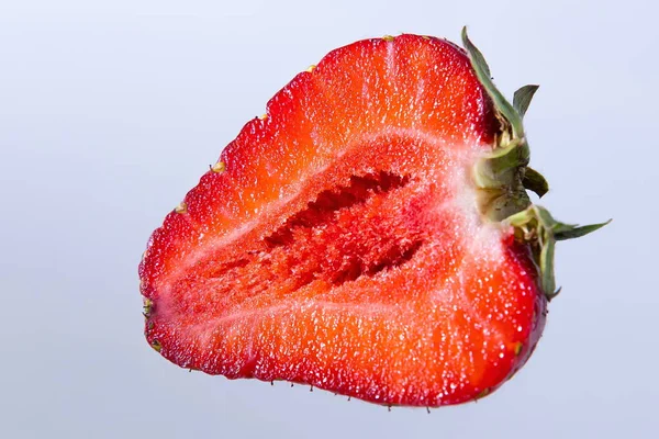 Matura Fragole Uno Sfondo Solido Cibo Vegetariano Sano Bello — Foto Stock