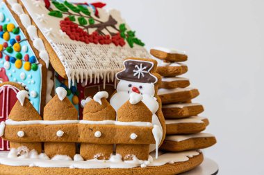 Zencefilli kurabiye evi. Yenilebilen Noel süsleri. El yapımı..