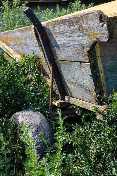 Stary Drewniany Wagon Porzucony Starej Farmie Trawie Latem — Zdjęcie stockowe