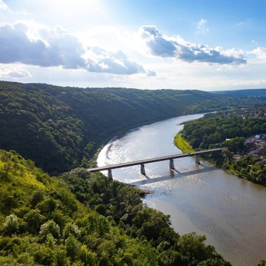 Nehrin üzerindeki yol köprüsü. Gökyüzü manzaralı.