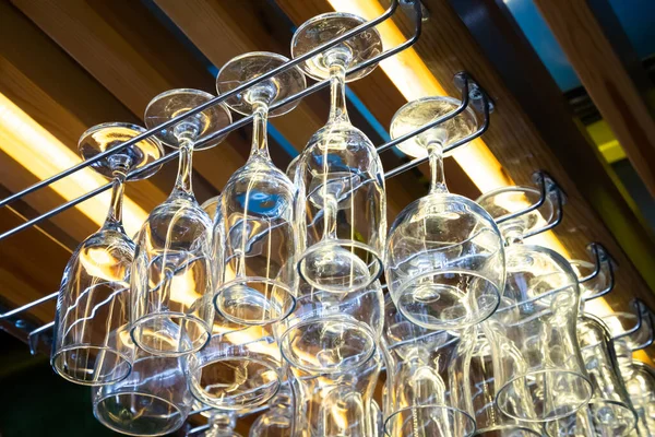 Über Der Theke Hängen Saubere Weingläser Glas Geschirr Gegenstände — Stockfoto