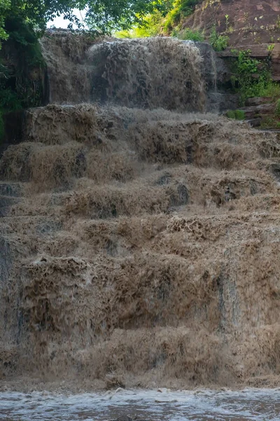 Krachtige Waterval Met Vuil Water Harde Regen — Stockfoto