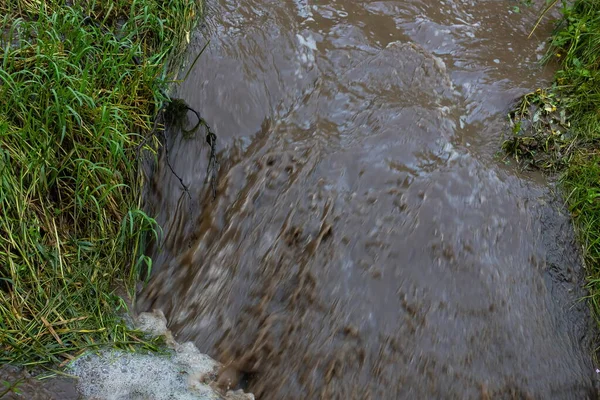 Şiddetli Yağmurdan Sonra Kirli Suyla Güçlü Bir Şelale — Stok fotoğraf