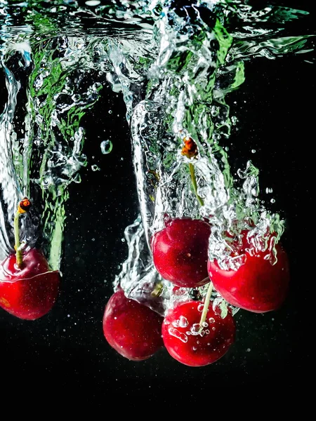 Cerejas Maduras Caem Água Levantando Salpicos Bolhas — Fotografia de Stock