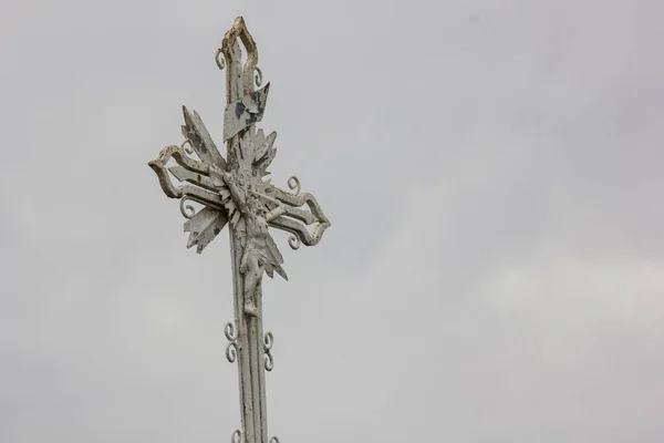 Oud Metalen Kruis Een Achtergrond Van Lucht — Stockfoto