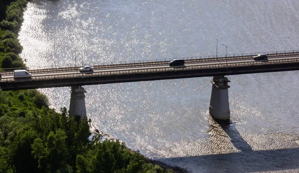 河上的公路桥俯瞰着水上的天空 — 图库照片