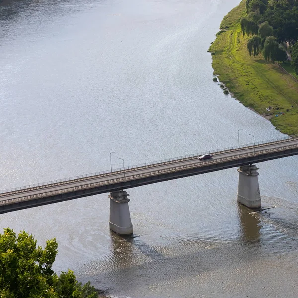 河上的公路桥俯瞰着水上的天空 — 图库照片