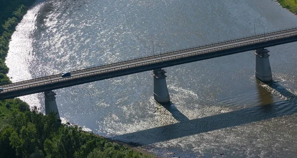 河上的公路桥俯瞰着水上的天空 — 图库照片