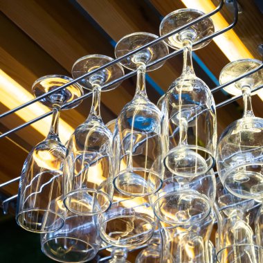 Temiz şarap bardakları barın üzerinde asılı. Cam, kap kacak, nesneler..