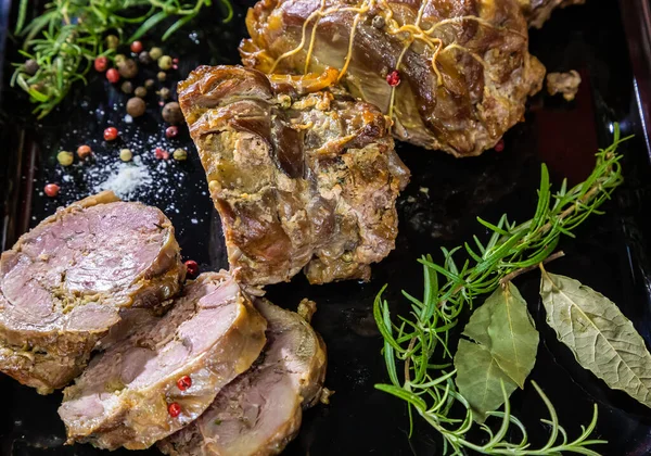 Fleischgericht Ofen Gebacken Dekoriert Mit Gewürzen Und Rosmarin Auf Dunklem — Stockfoto