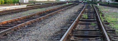 Tren istasyonunun önündeki raylar.