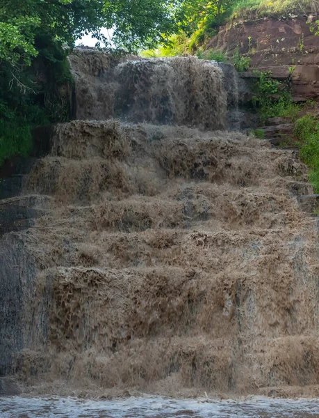 强而有力的瀑布 大雨过后积满了脏水 — 图库照片