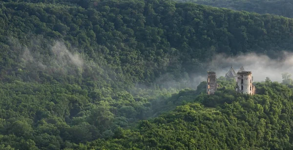 Ruínas Castelo Fundo Paisagem Ucrânia Nyrkiv — Fotografia de Stock