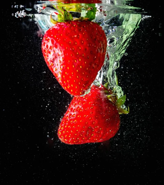 Fragole Mature Cadono Negli Spruzzi Sollevamento Dell Acqua Bolle Aria — Foto Stock