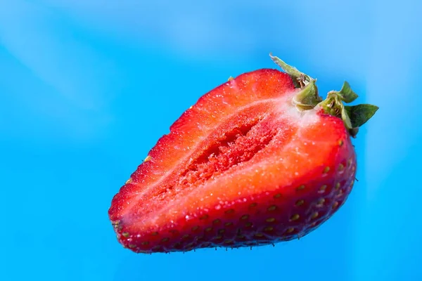 Fresas Maduras Sobre Fondo Sólido Comida Vegetariana Saludable Hermosa — Foto de Stock