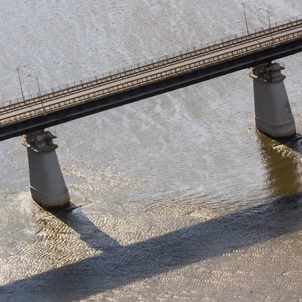 河上的公路桥俯瞰着水上的天空 — 图库照片