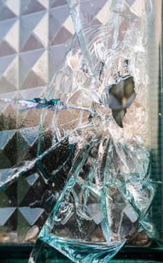 Çatlak mavi cam tuğlalardan yapılmış eski bir duvarın parçası arkaplan dokusu bileşimi olarak