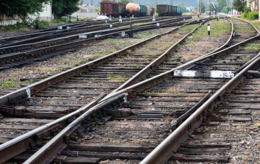 Tren istasyonunun önündeki raylar.