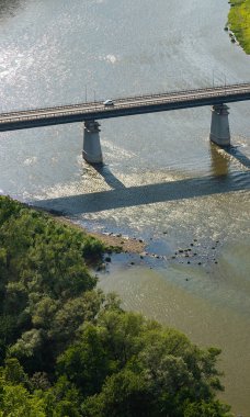 Nehrin üzerindeki yol köprüsü. Gökyüzü manzaralı.