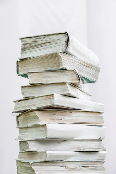 白い背景に積み重ねた本の山 — ストック写真