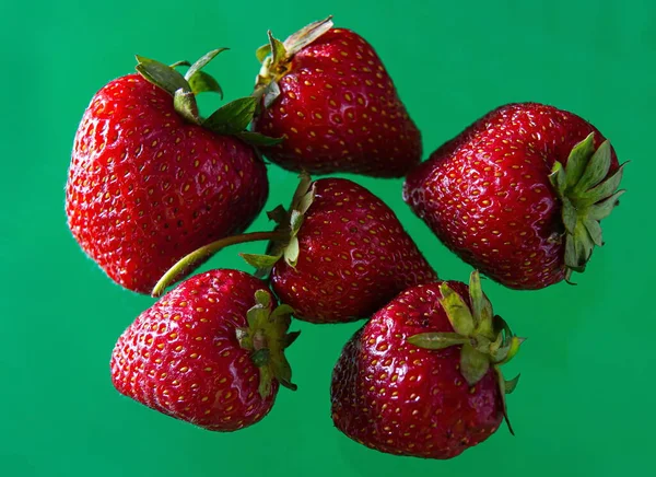 Fresas Maduras Sobre Fondo Sólido Comida Vegetariana Saludable Hermosa — Foto de Stock