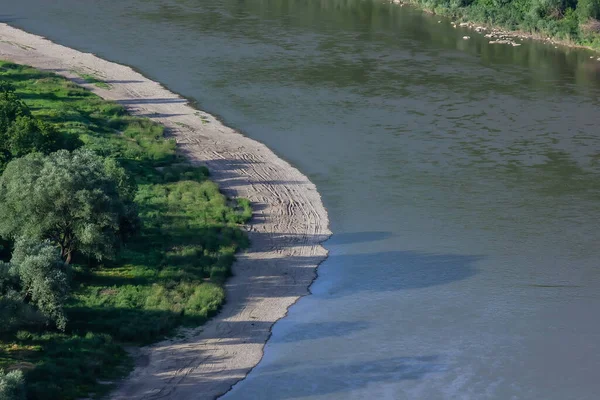 Brzeg Rzeki Widokiem Góry Drzew Piaszczysta Plaża Pobliżu Wody — Zdjęcie stockowe