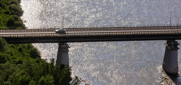 Nehrin Üzerindeki Yol Köprüsü Gökyüzü Manzaralı — Stok fotoğraf