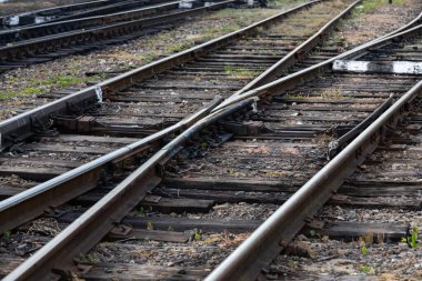 Tren istasyonunun önündeki raylar.