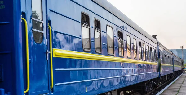 Treno Passeggeri Blu Viaggia Lungo Binario — Foto Stock