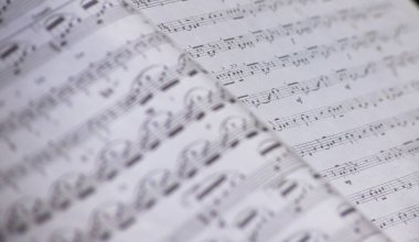 Seçici odak ile levha müzik arka plan müzik notaları