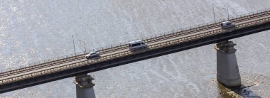 Nehrin üzerindeki yol köprüsü. Gökyüzü manzaralı.