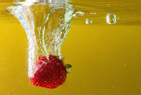 Fragole Mature Cadono Negli Spruzzi Sollevamento Dell Acqua Bolle Aria — Foto Stock