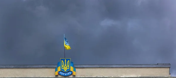 Drapeau Armoiries Ukraine Sur Fond Ciel — Photo