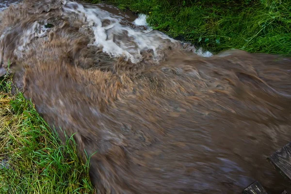 Potente Cascada Con Agua Sucia Después Dura Lluvia — Foto de Stock