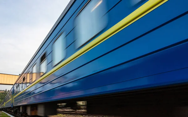 Treno Passeggeri Blu Viaggia Lungo Binario — Foto Stock
