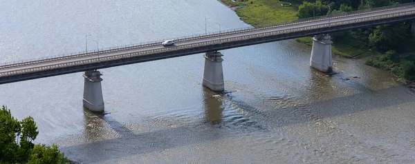 河上的公路桥俯瞰着水上的天空 — 图库照片