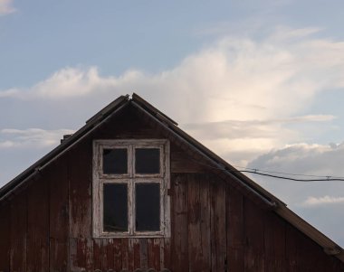 Evin çatısı, çatı malzemeleri, inşaat.