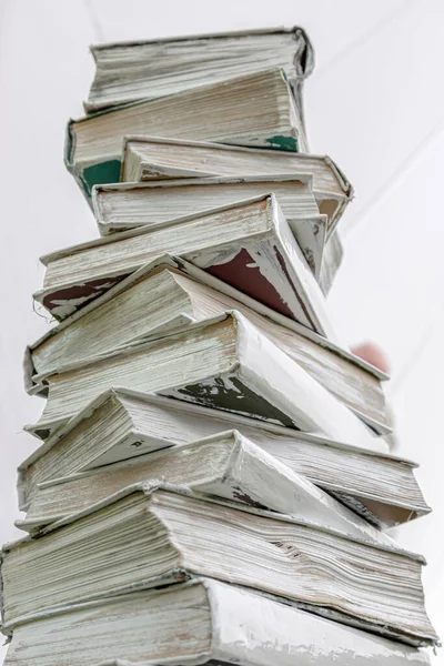 白い背景に積み重ねた本の山 — ストック写真