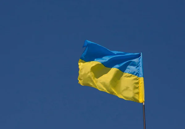 Flagga Och Vapensköld Ukraina Himlen Bakgrund — Stockfoto