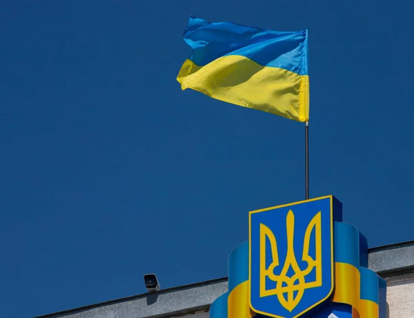 Flagga Och Vapensköld Ukraina Himlen Bakgrund — Stockfoto