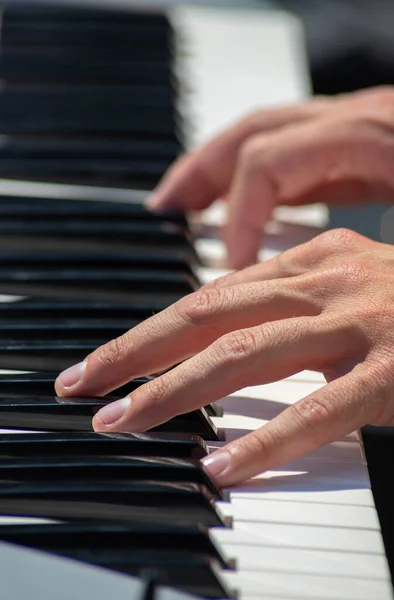 Pianisten Spelar Nycklarna Till Den Elektroniska Pianon — Stockfoto