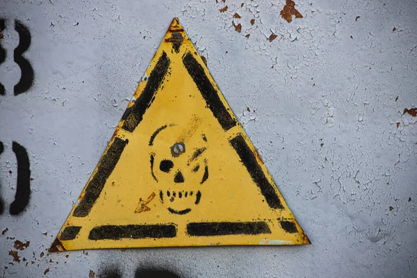 Trafo Kabininde Kafatası Olan Sarı Tehlike Uyarısı — Stok fotoğraf