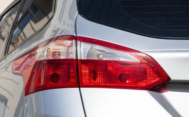 Araba farları, dikiz aynası. Arabanın arkası ve yolun bir kısmı. Arabayla seyahat..